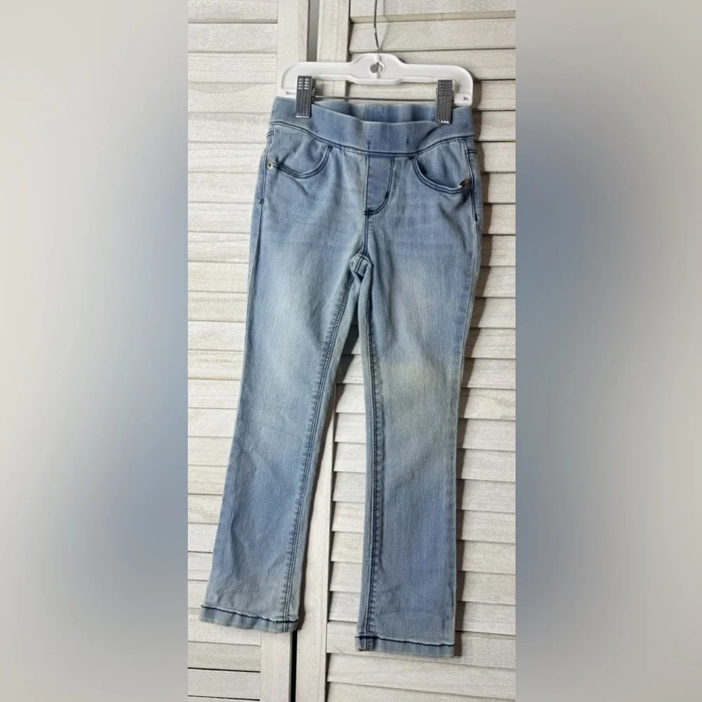 Light Blue Jeans. Gymboree Jeggins. Size 5t. Light wash throughout. Great cond.